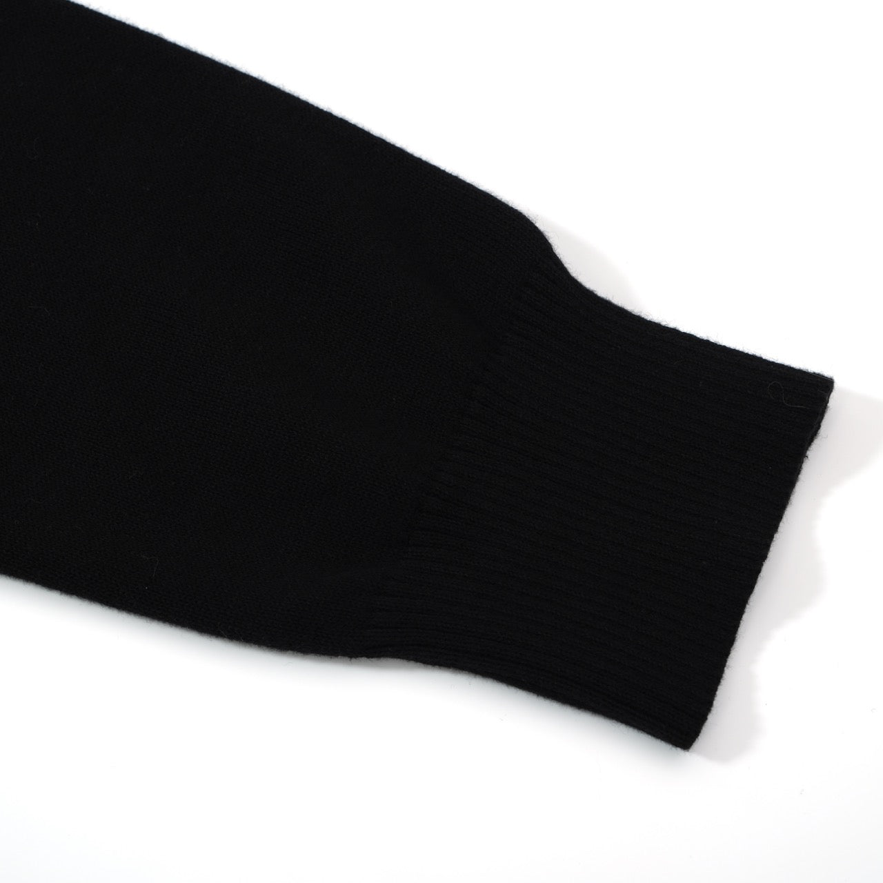 Cardigan décontracté à rayures sur la poitrine classique des années 1970 pour hommes à travers le cardigan rétro tricoté noir